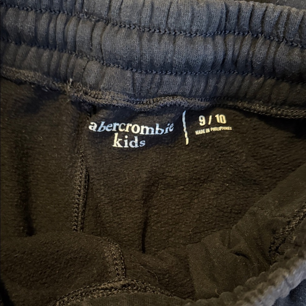 Boys Abercrombie & Fitch black sweatpants with Logo - Picture 3 of 3